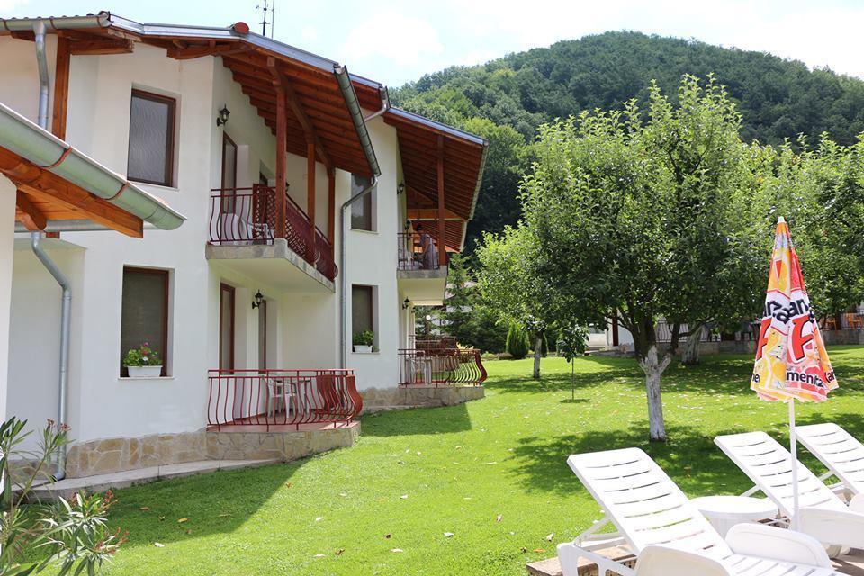 By The River Hotel Complex Balcaneţ Exterior foto
